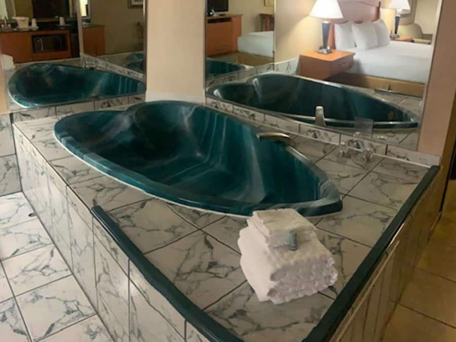 Suite, 1 trĂšs grand lit, non-fumeur, bain Ă remous