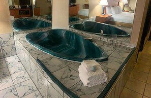 Phòng Suite, 1 giường cỡ king, không hút thuốc, bồn tắm thủy lực | Nệm có lớp đệm bông, bàn, khu vực làm việc phù hợp cho laptop 