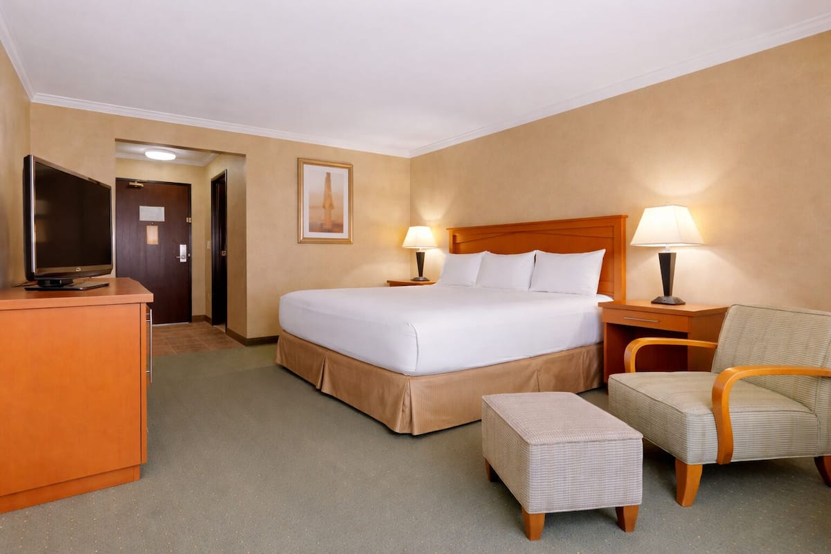 Quarto standard, 1 cama King, para não fumantes, geladeira e micro-ondas | Camas com colchões pillow-top, escrivaninha