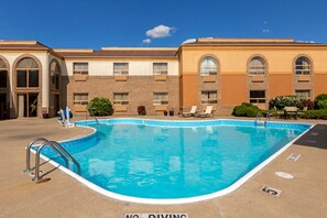 Piscine extérieure en saison, chaises longues