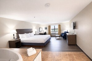 Suite, 1 King-Bett, barrierefrei, Whirlpool (with Sofabed) | Pillowtop-Betten, Schreibtisch, laptopgeeigneter Arbeitsplatz