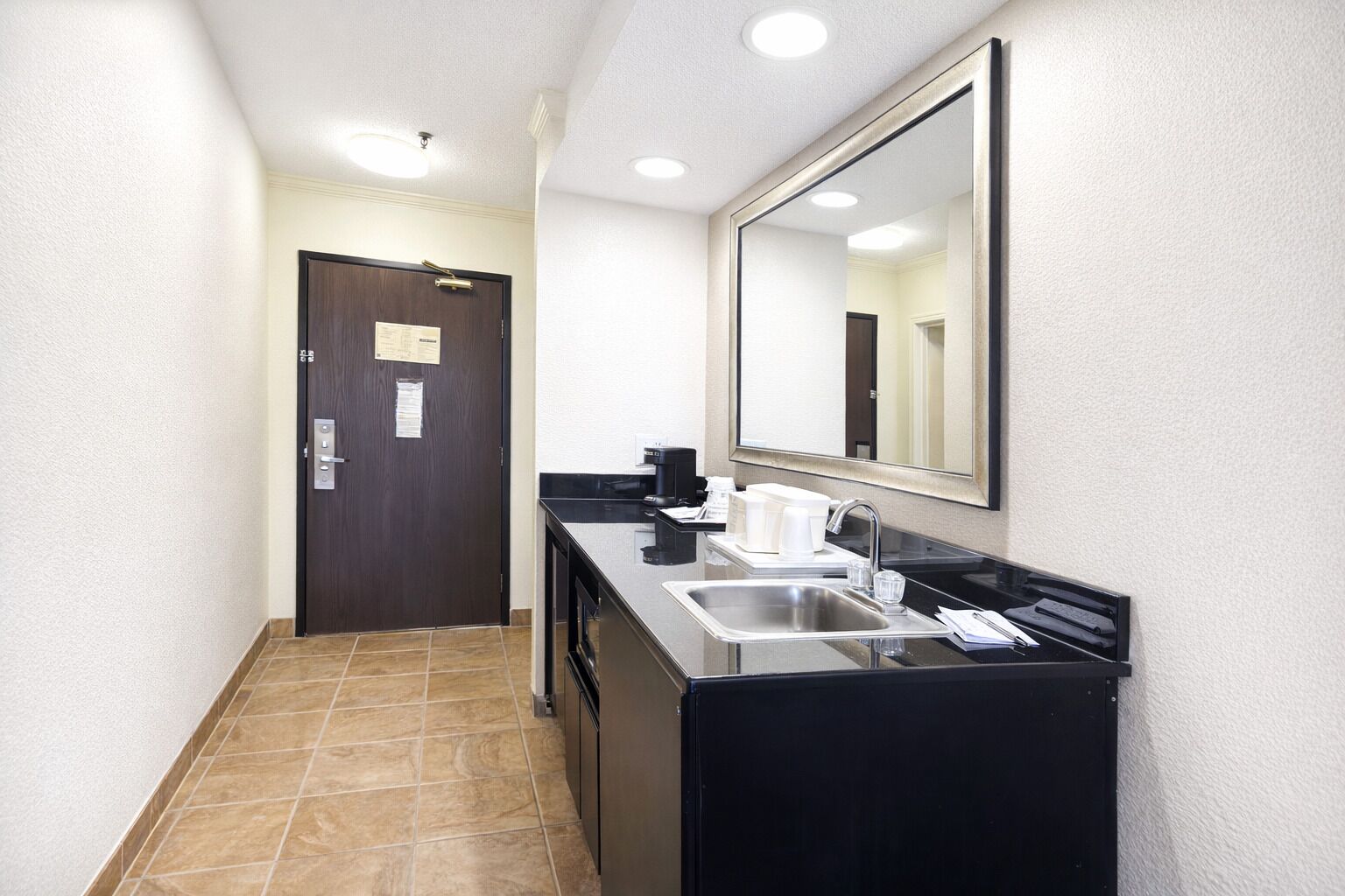 Suite, 1 kingsize bed, niet-roken, bubbelbad | Badkamer | Een bad/douchecombinatie, gratis toiletartikelen, een haardroger