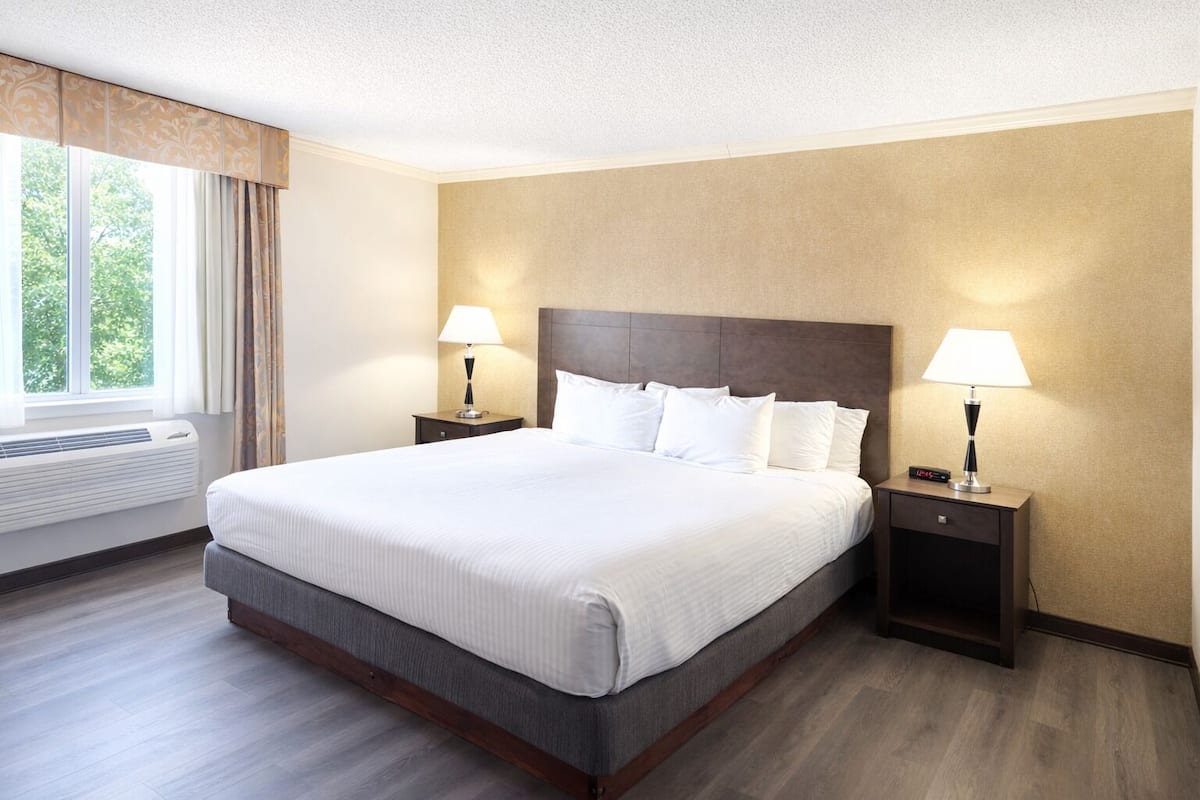 Suite, 1 King Bed, Non Smoking, Jetted Tub