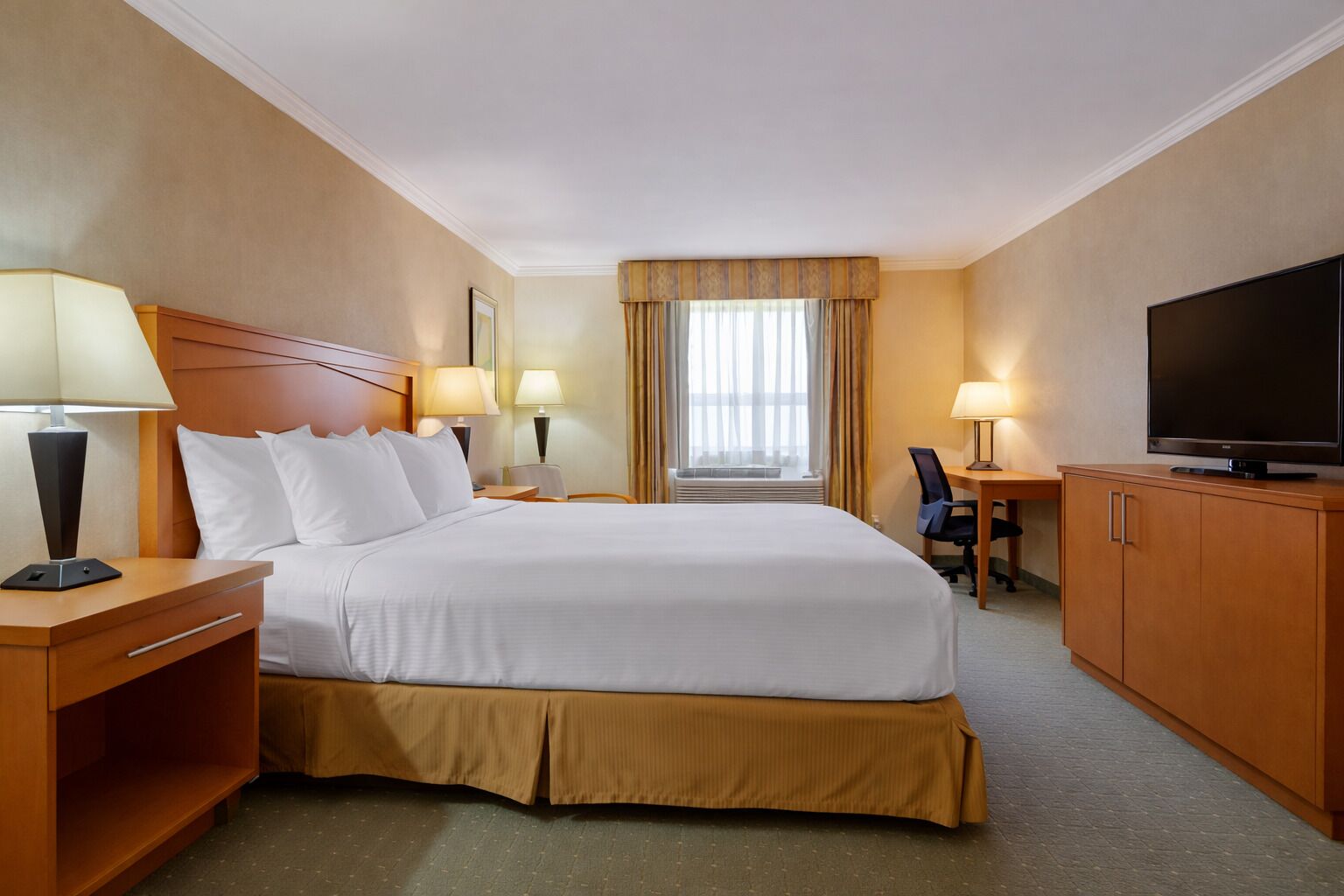 Quarto standard, 1 cama King, acessível, banheira | Camas com colchões pillow-top, escrivaninha