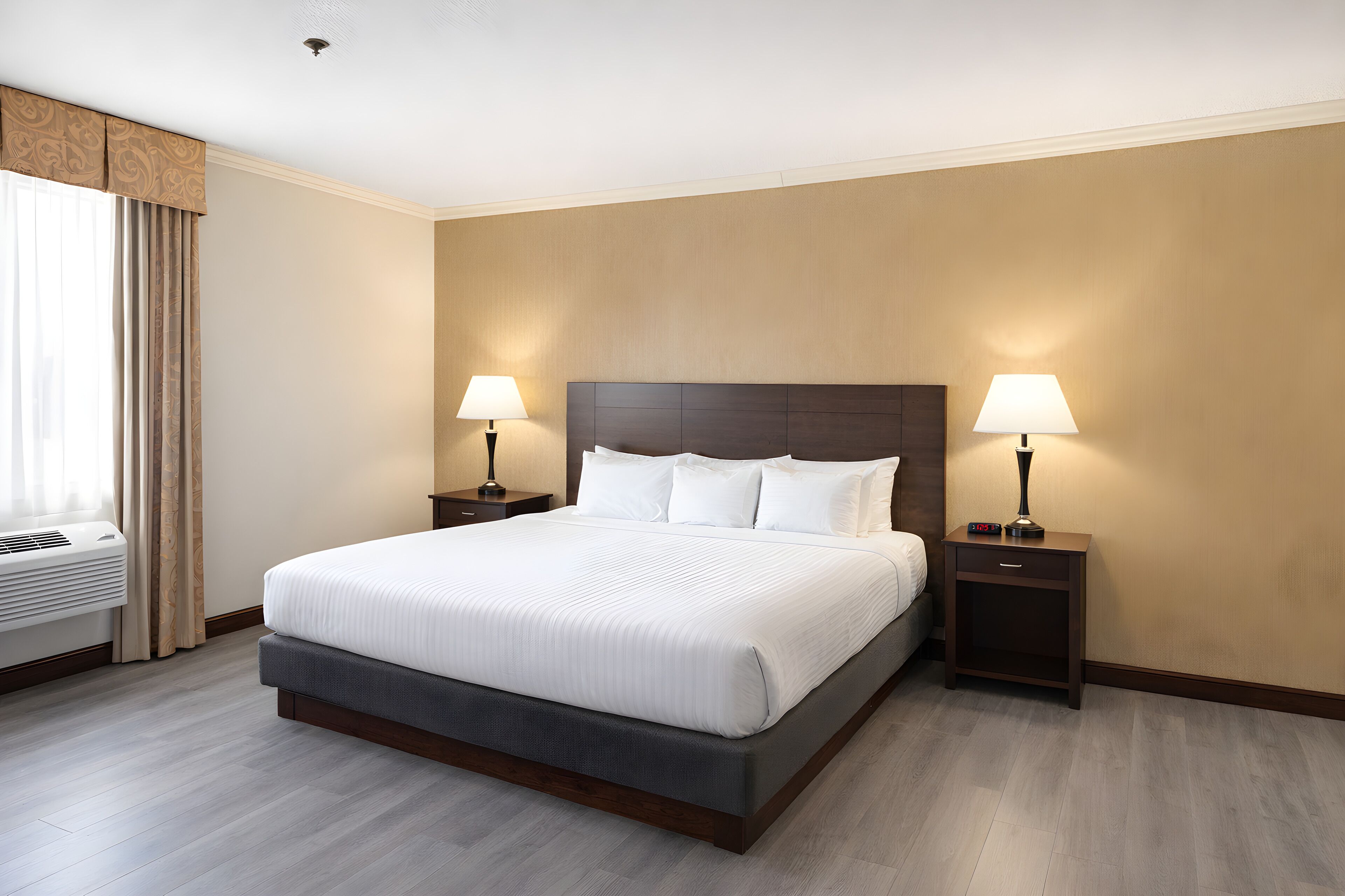 أسرّة بطبقة علوية مريحة ومكتب ومساحة عمل للكمبيوتر المحمول ومكواة/لوح كي