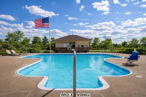 Seasonal outdoor pool, sun loungers - Best Western Davison Inn (Davison)