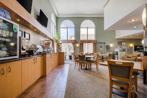 Free daily full breakfast  - Best Western Davison Inn (Davison)