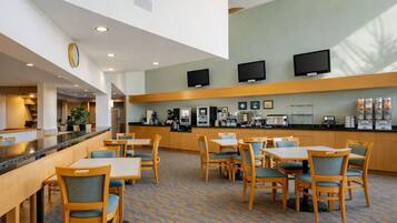 Petit déjeuner complet compris tous les jours