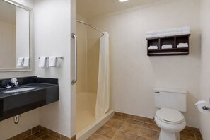 套房, 1 張特大雙人床, 無障礙, 按摩浴缸 (with Sofabed) | 浴室 | 淋浴/浴缸二合一、免費盥洗用品、吹風機、毛巾