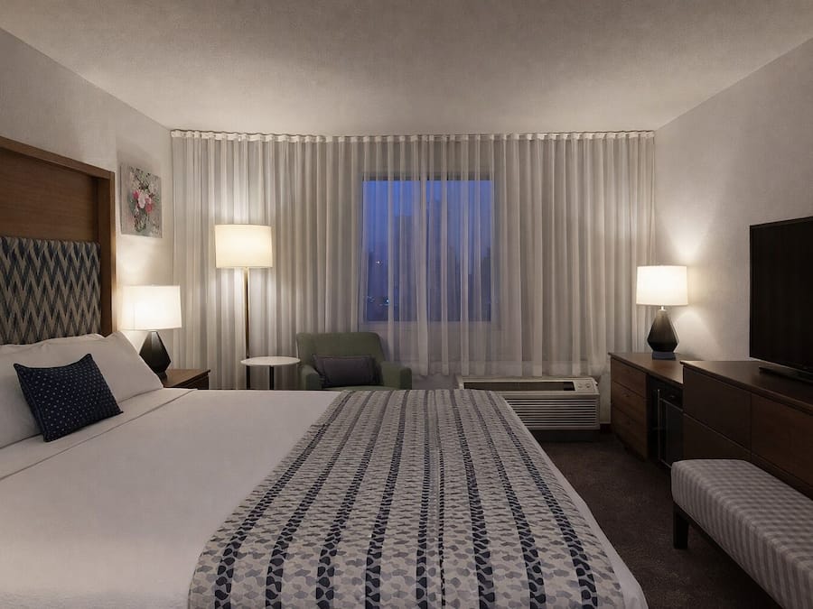 Standaard kamer, 1 kingsize bed, toegankelijk voor mindervaliden, bad | Pillowtop-bedden, een bureau, een laptopwerkplek