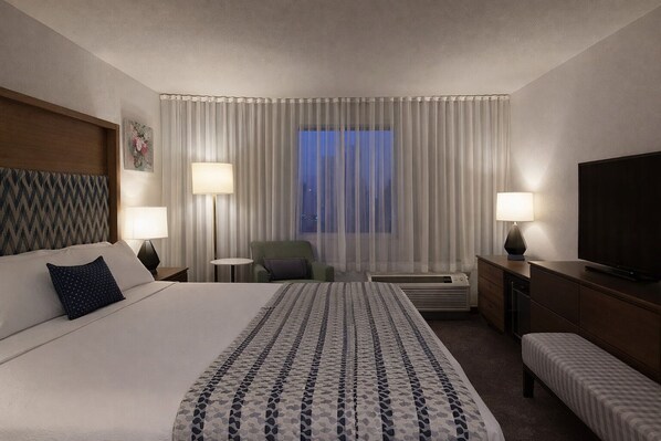 Standard Room, 1 King Bed, Accessible, Bathtub | Pillowtop beds, desk, laptop workspace, iron/ironing board