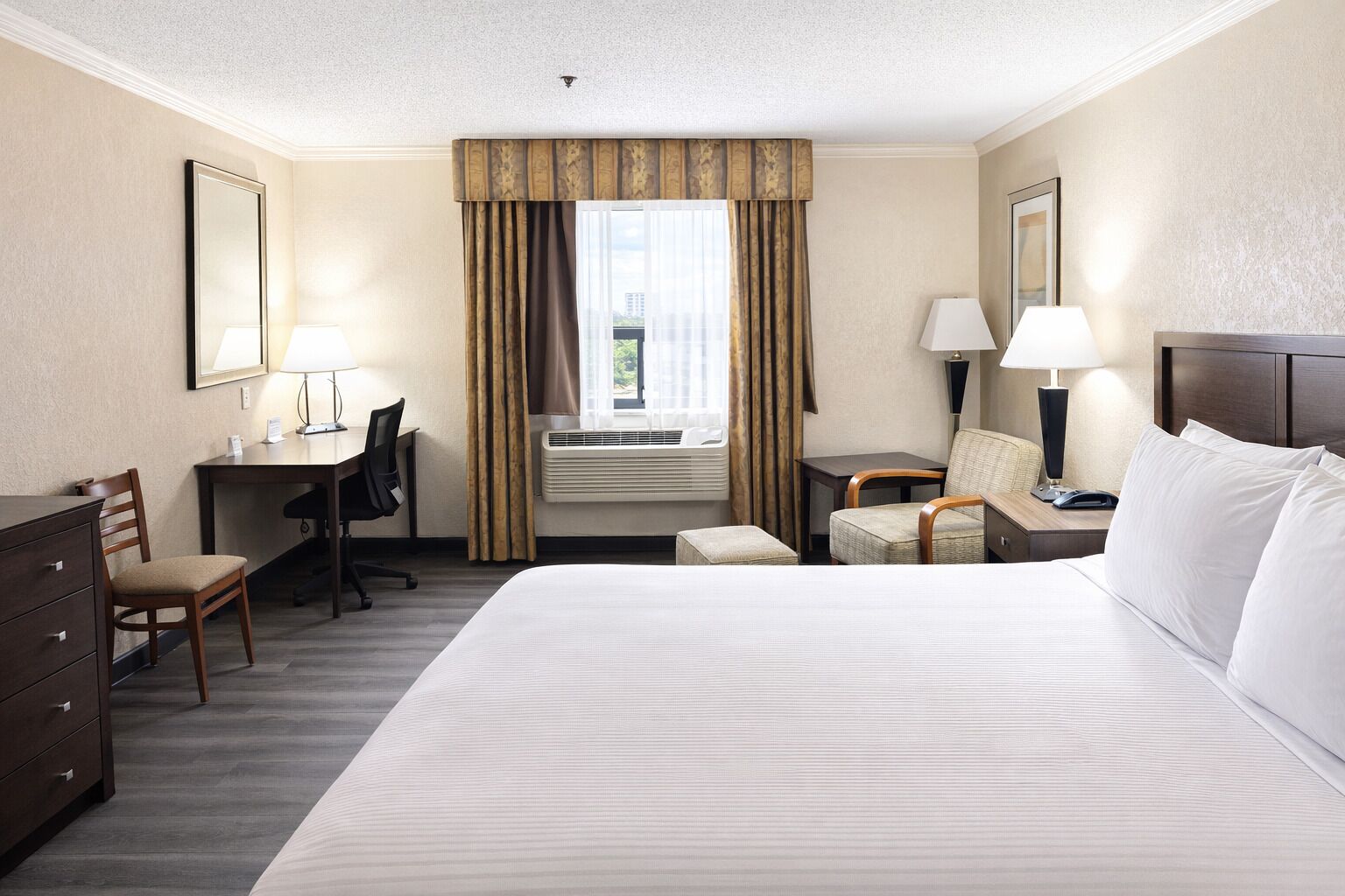 أسرّة بطبقة علوية مريحة ومكتب ومساحة عمل للكمبيوتر المحمول ومكواة/لوح كي