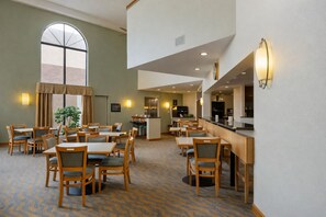 فطور كامل مجانًا يوميًا