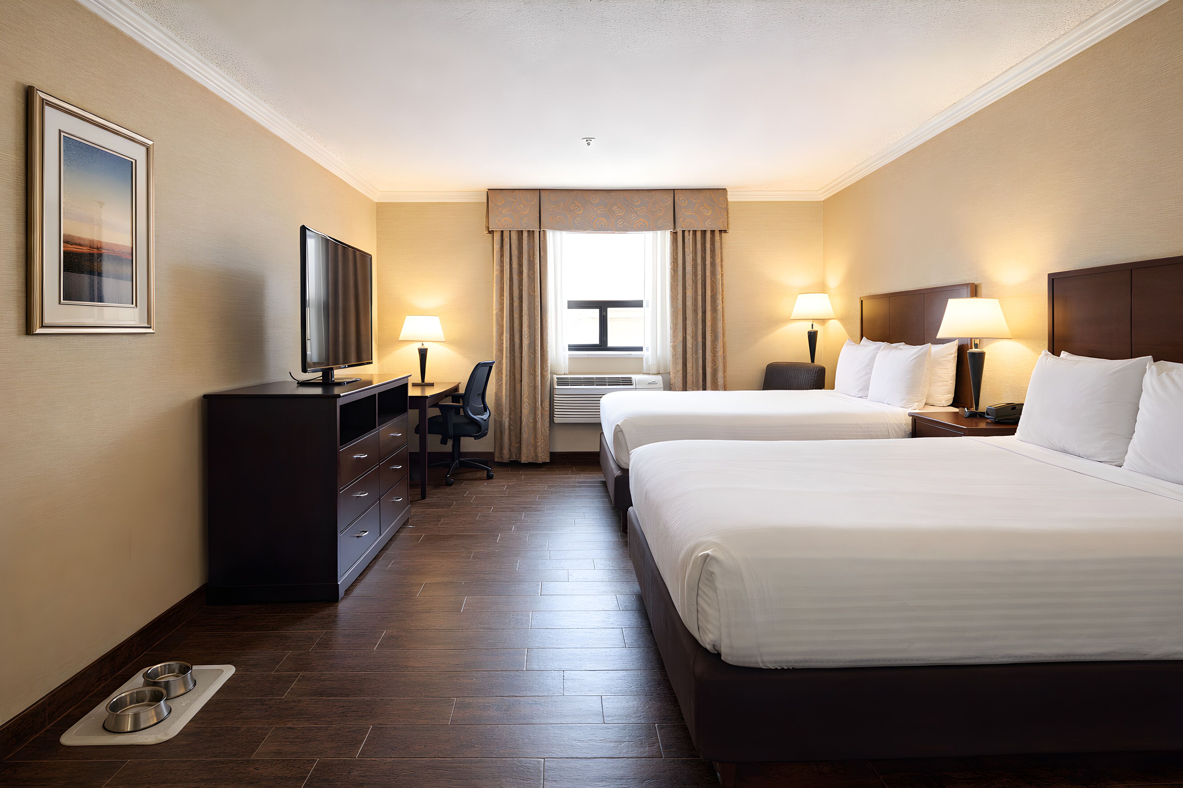 أسرّة بطبقة علوية مريحة ومكتب ومساحة عمل للكمبيوتر المحمول ومكواة/لوح كي