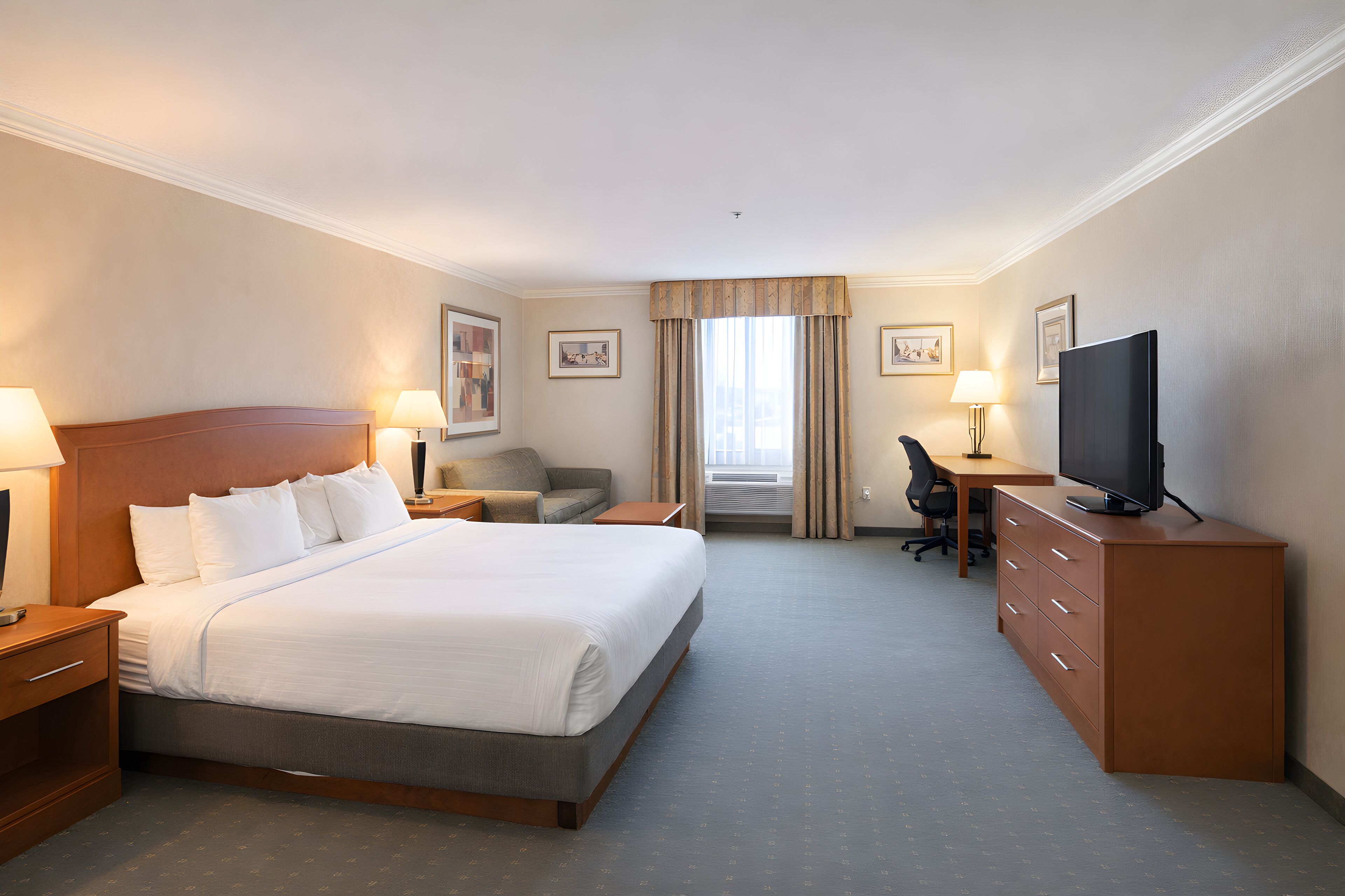 أسرّة بطبقة علوية مريحة ومكتب ومساحة عمل للكمبيوتر المحمول ومكواة/لوح كي