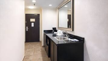 Suite, 1 letto king, non fumatori, frigorifero e microonde (with Sofabed) | Cucina privata | Mini-frigorifero, microonde, macchina per tè/caffè