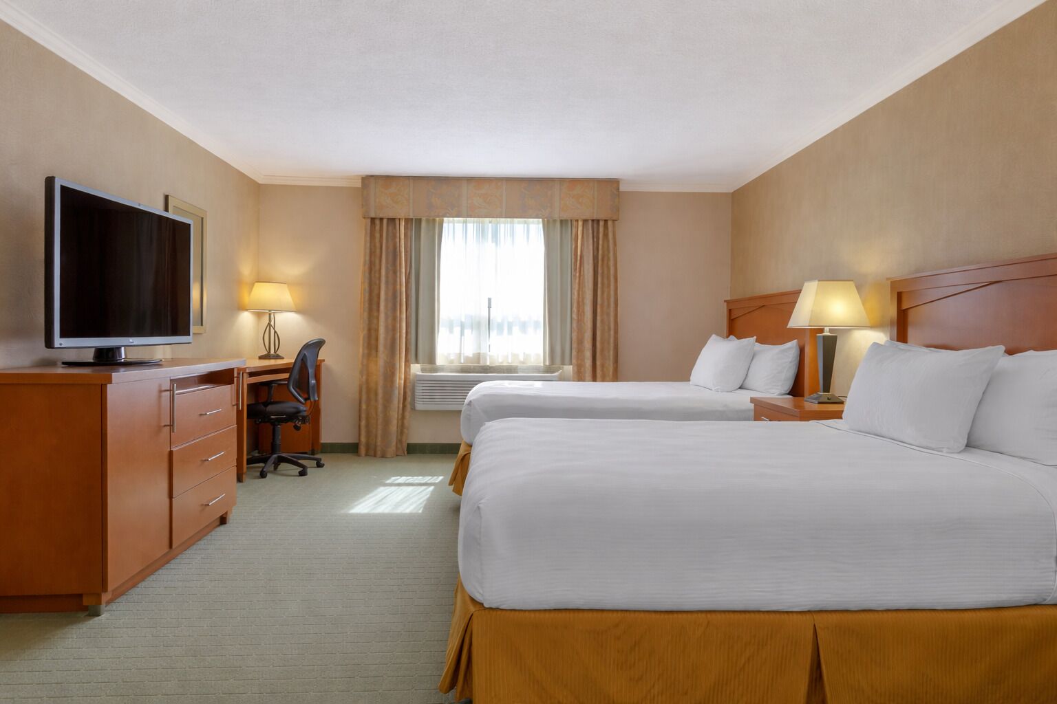 Camas com colchões pillow-top, escrivaninha