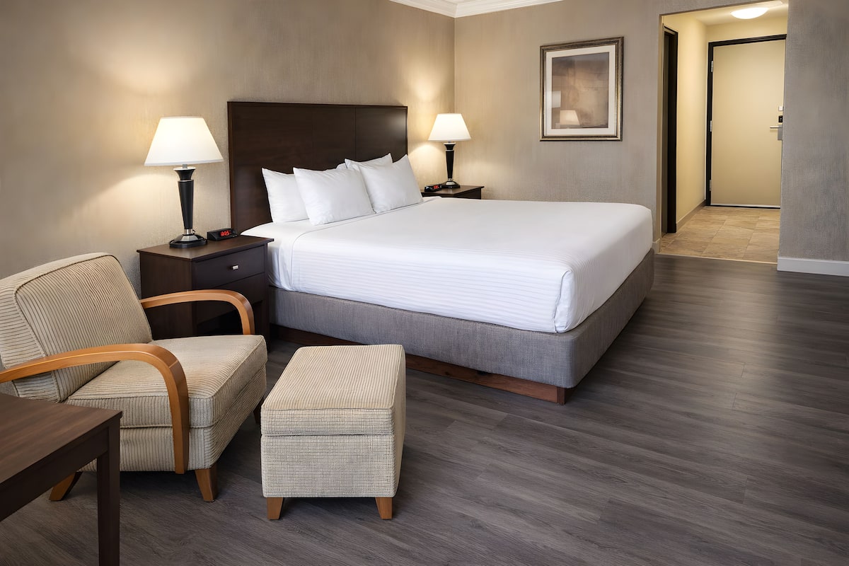 Suite, 1 grand lit, non-fumeur, réfrigérateur et four à micro-ondes | Lit avec matelas à plateau-coussin, bureau