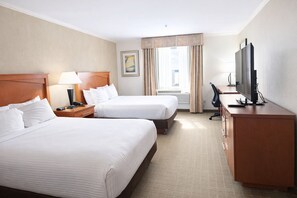 أسرّة بطبقة علوية مريحة ومكتب ومساحة عمل للكمبيوتر المحمول ومكواة/لوح كي