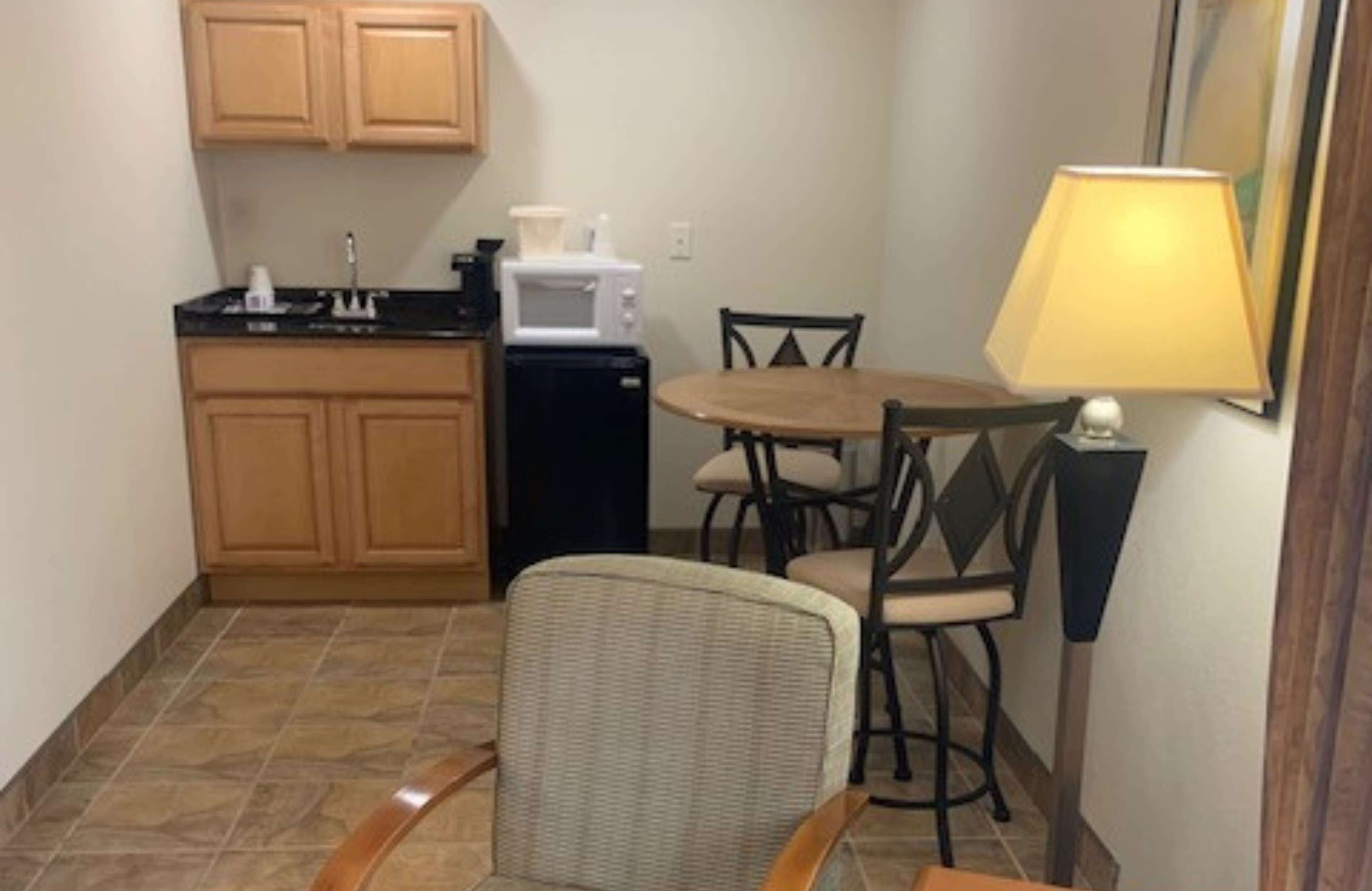 suite, 1 queen bed, non smoking, refrigerator & microwave | 1 bedroom, pillow-top beds, desk, laptop workspace