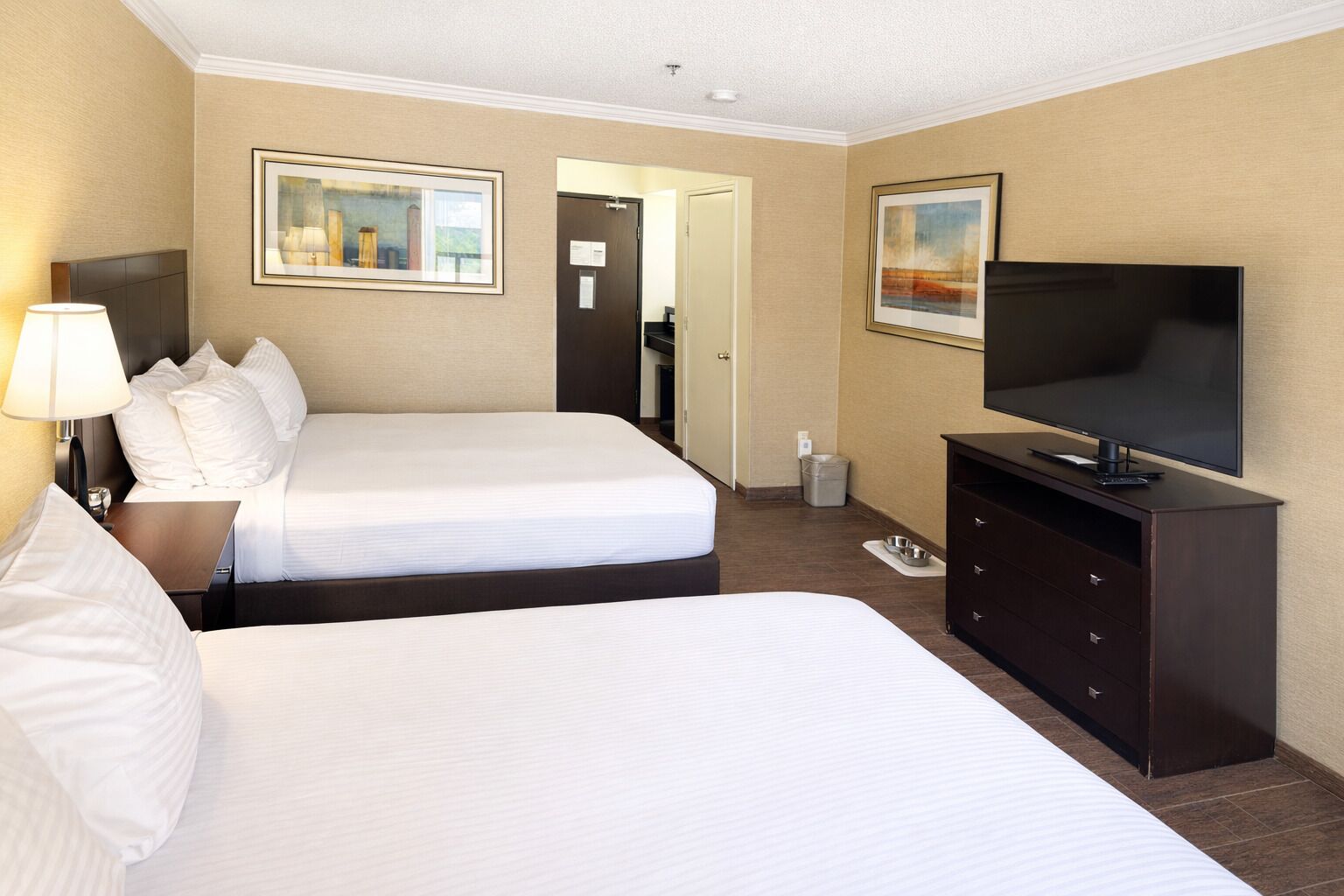 أسرّة بطبقة علوية مريحة ومكتب ومساحة عمل للكمبيوتر المحمول ومكواة/لوح كي