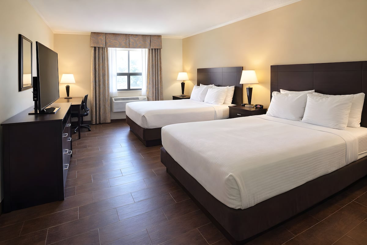 أسرّة بطبقة علوية مريحة ومكتب ومساحة عمل للكمبيوتر المحمول ومكواة/لوح كي