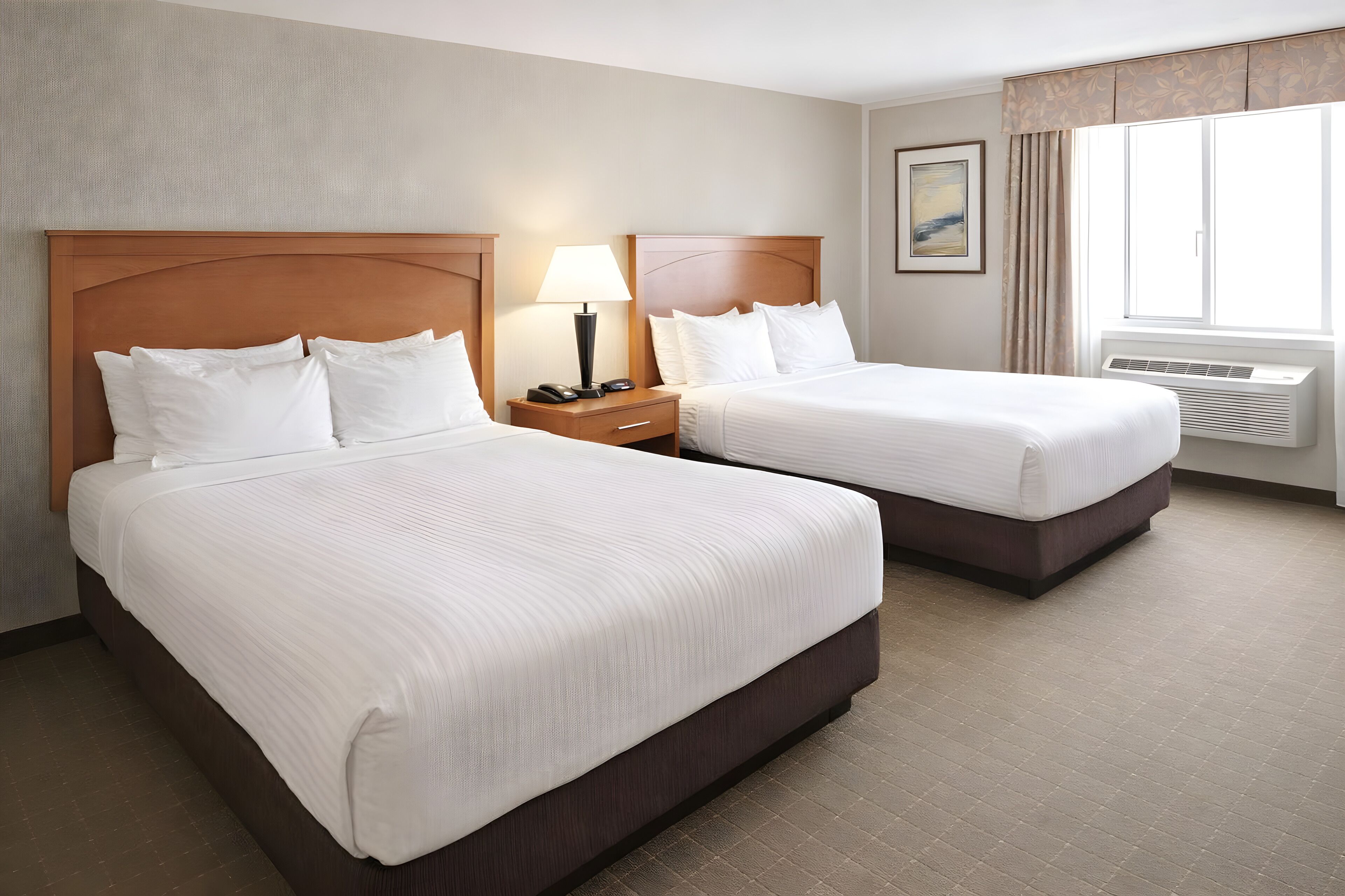 أسرّة بطبقة علوية مريحة ومكتب ومساحة عمل للكمبيوتر المحمول ومكواة/لوح كي