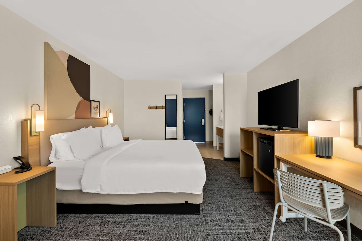 room, 1 king bed | desk, blackout curtains, iron/ironing board, free cots/infant beds