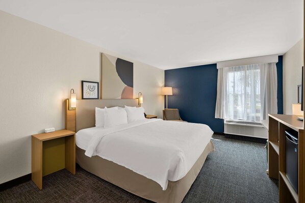 Rum - 1 kingsize-säng - tillgänglighetsanpassat - badkar (Mobility & Hearing) | Skrivbord, mörkläggningsgardiner och strykjärn/strykbräda