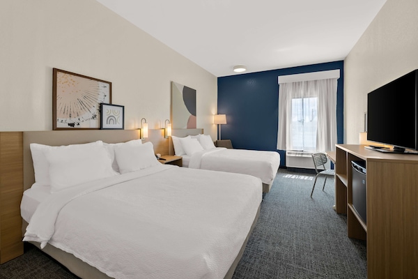 Escritorio, cortinas blackout y tabla de planchar con plancha