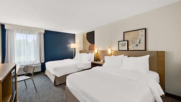 デスク、遮光カーテン、アイロン / アイロン台、ベビーベッド (無料)