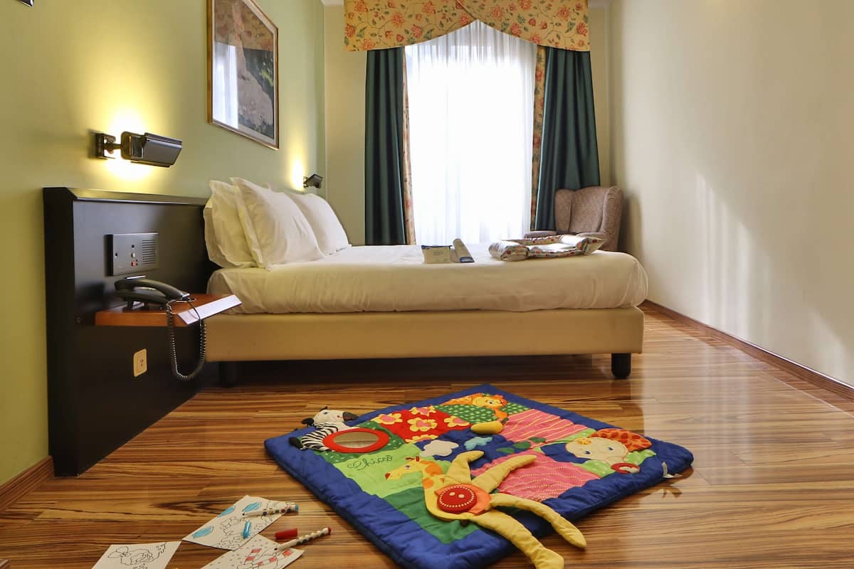 Chambre familiale, Plusieurs lits | Literie hypoallergénique, couette en duvet, minibar, coffre-fort