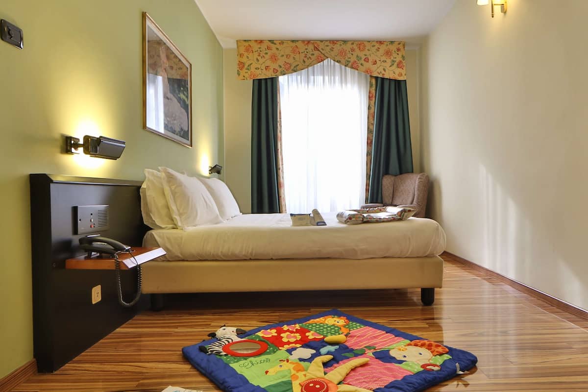 Habitación familiar | Ropa de cama hipoalergénica, edredones de plumas, minibar y caja fuerte