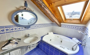 Suite Junior, 1 grand lit, baignoire à jets | Commodité de la chambre