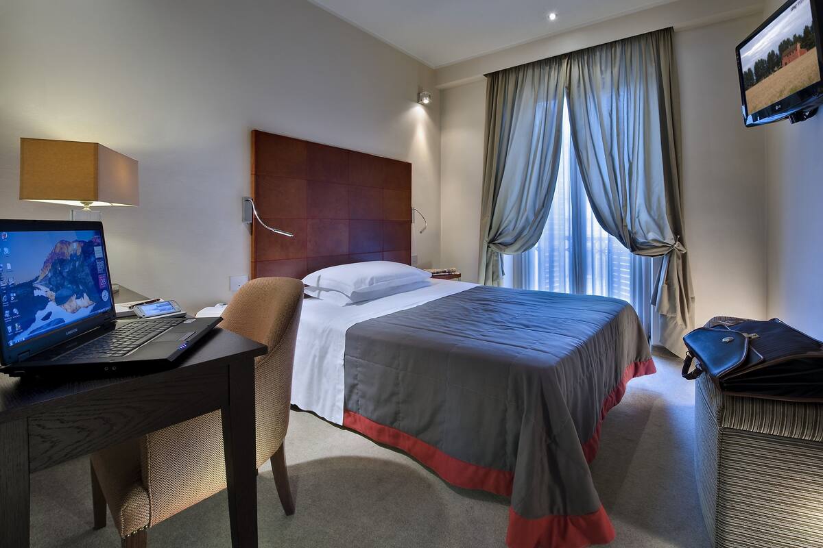 Literie hypoallergénique, couette en duvet, minibar, coffre-fort