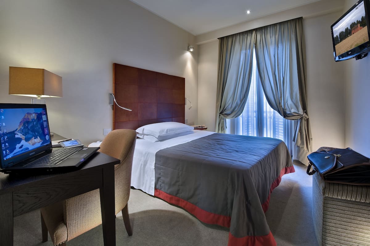 Ropa de cama hipoalergénica, edredones de plumas, minibar y caja fuerte