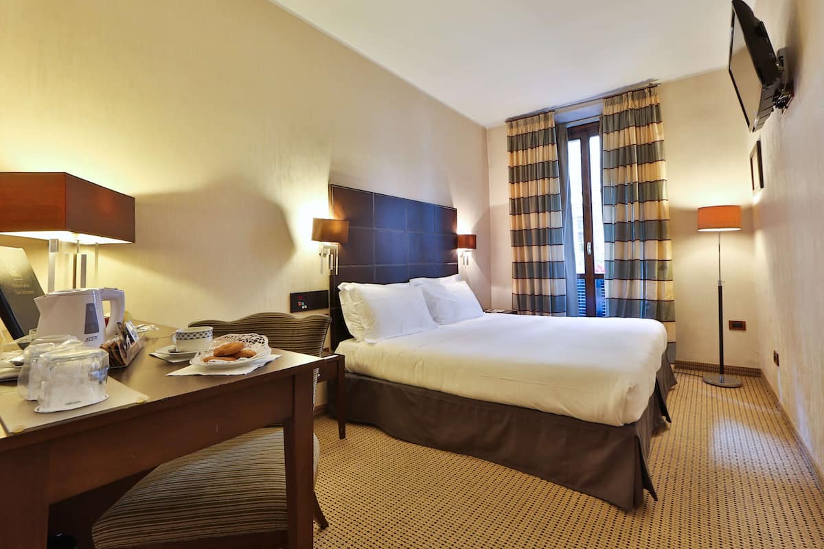 Literie hypoallergénique, couette en duvet, minibar, coffre-fort