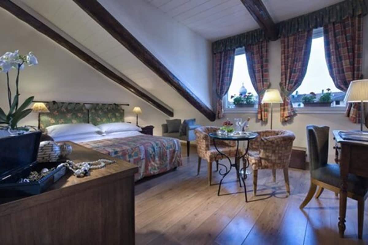 Suite Junior, 1 grand lit, baignoire à jets | Literie hypoallergénique, couette en duvet, minibar, coffre-fort