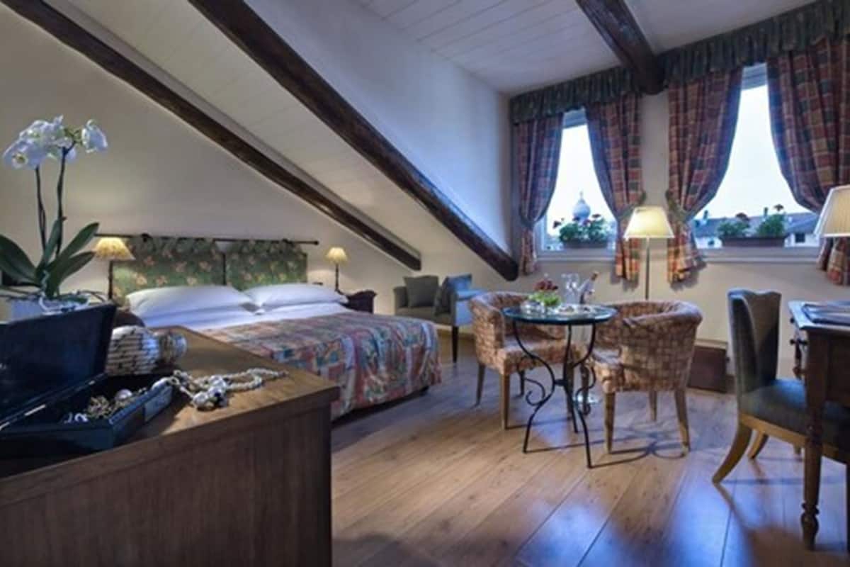 Suite junior, bañera de hidromasaje | Ropa de cama hipoalergénica, edredones de plumas, minibar y caja fuerte
