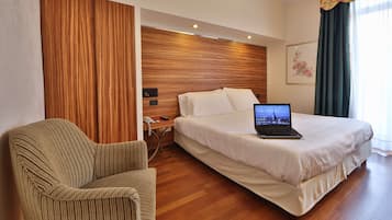 Camera familiare | Biancheria da letto ipoallergenica, copriletto in piuma, minibar