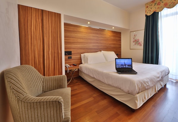 Chambre familiale, Plusieurs lits | Literie hypoallergénique, couette en duvet, minibar, coffre-fort
