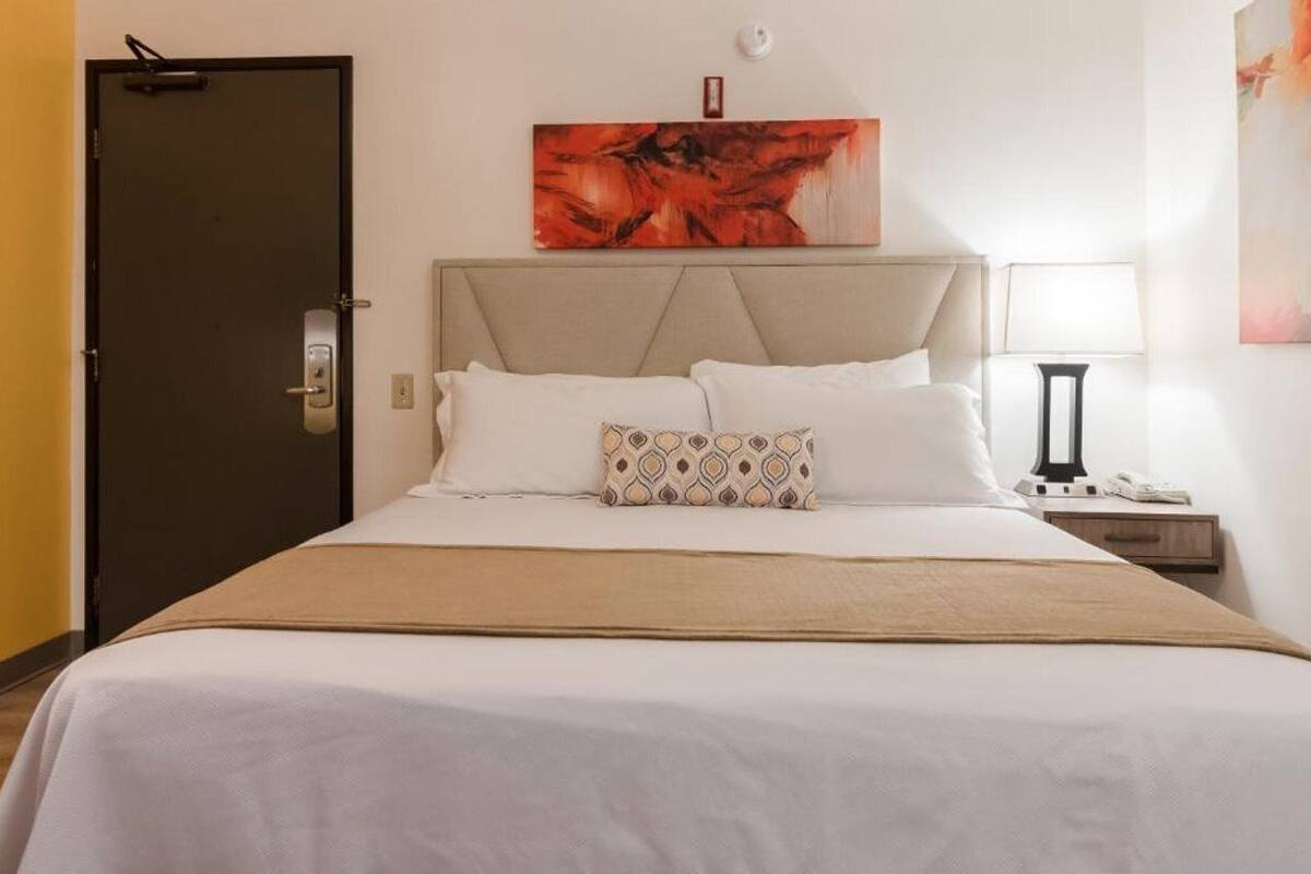 Een kluis op de kamer, een bureau, gratis wifi, beddengoed