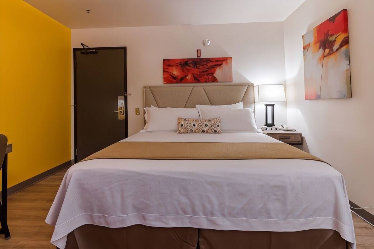 Cofres nos quartos, escrivaninha, Wi-Fi de cortesia, roupa de cama