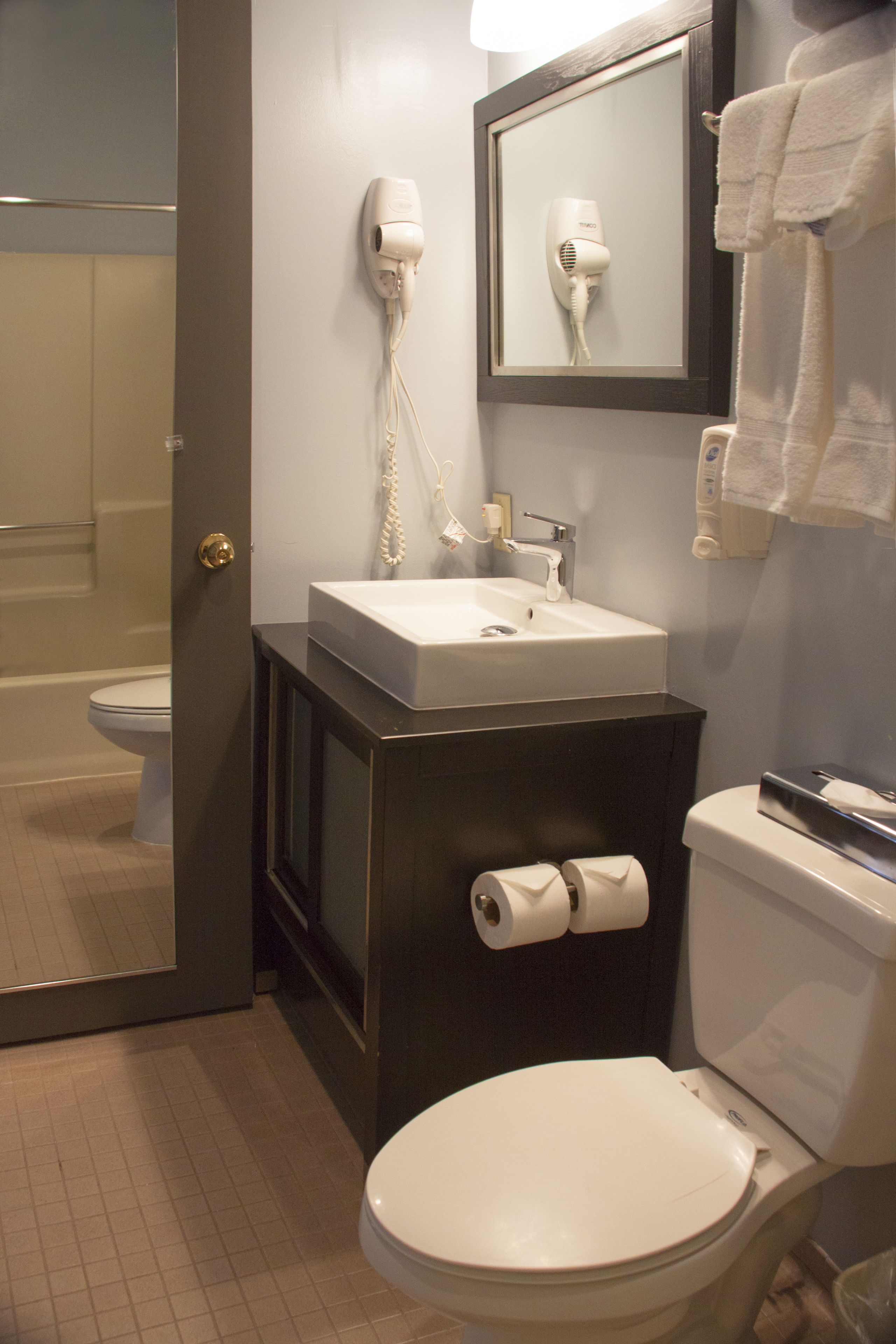 Habitación Deluxe, 1 cama de matrimonio, frigorífico y microondas | Baño | Ducha, artículos de higiene personal gratuitos y secador de pelo