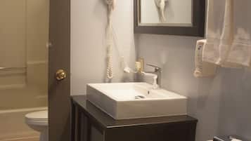 Deluxe Room, 1 Queen Bed, Refrigerator & Microwave | Bathroom | Shower, free toiletries, hair dryer, towels