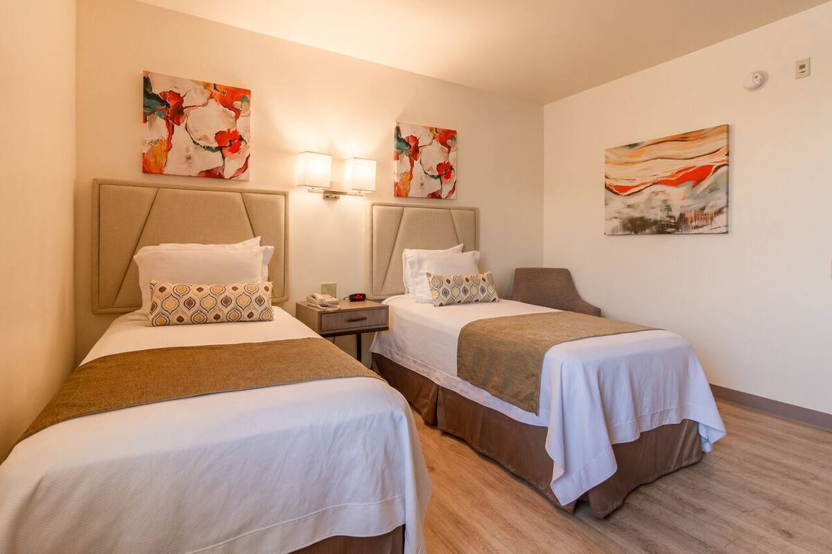 Cofres nos quartos, escrivaninha, Wi-Fi de cortesia, roupa de cama