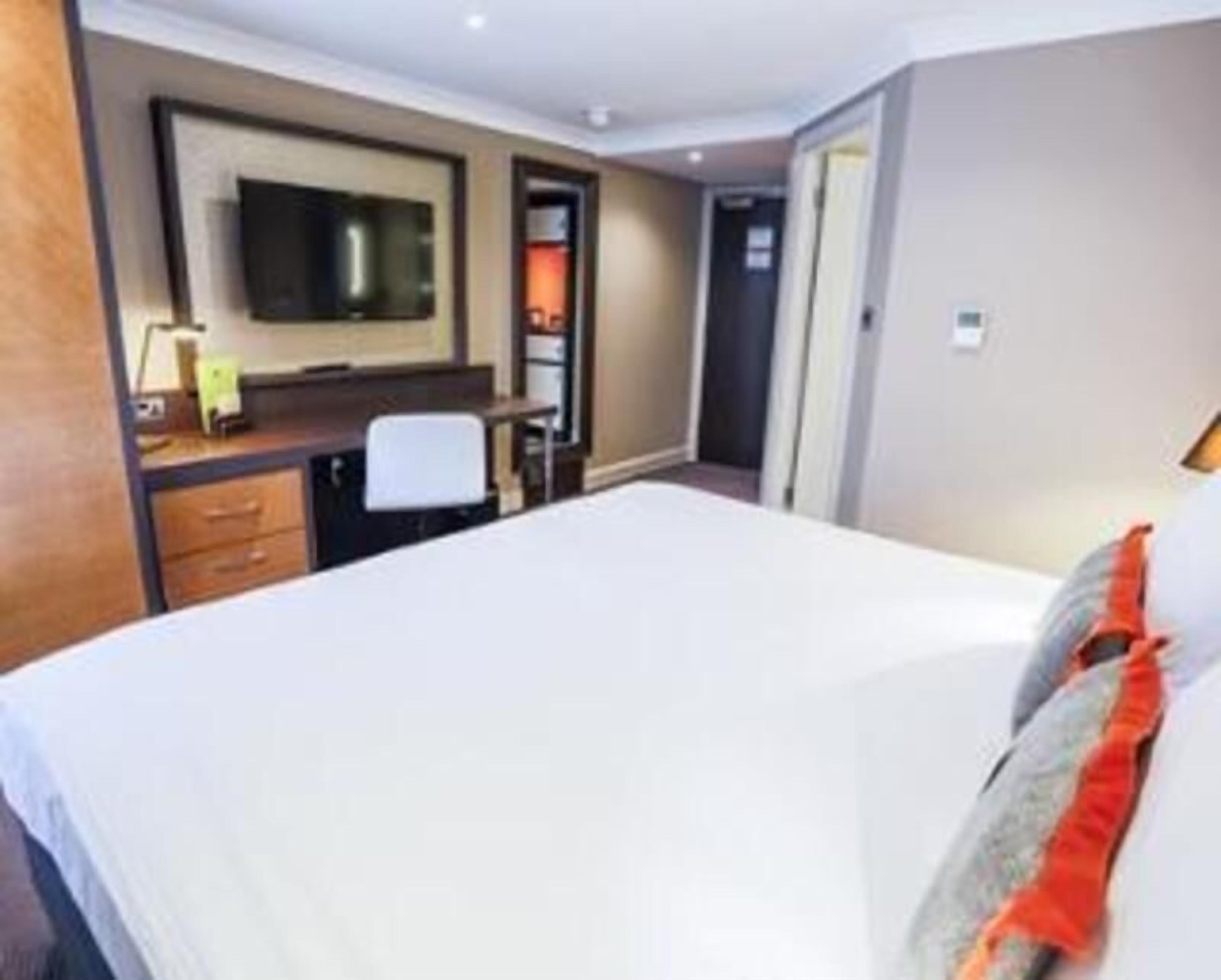 Hypo-allergenic bedding, in-room safe, desk, laptop workspace