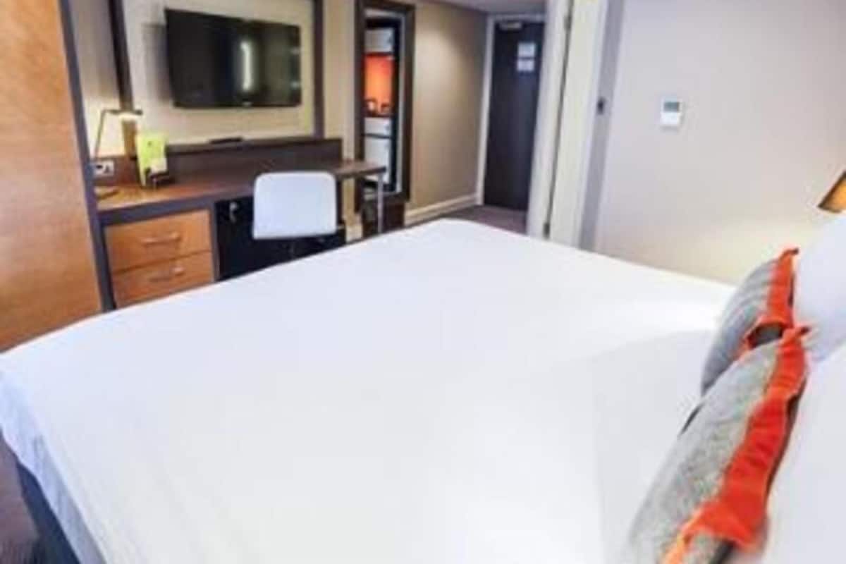 Hypo-allergenic bedding, in-room safe, desk, laptop workspace