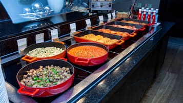 朝食 (イングリッシュ ブレックファスト)、毎日提供 (1 名様 16.50 GBP)