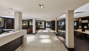 Reception - DoubleTree by Hilton London - Ealing Hotel (London)
